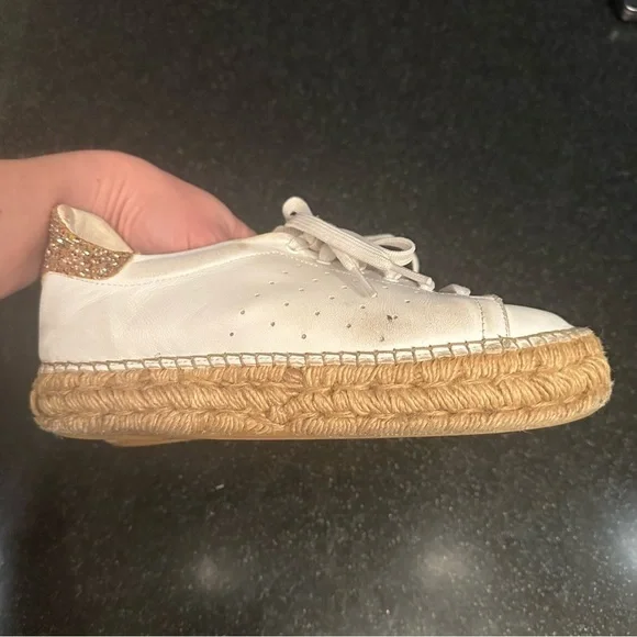 White and Purple Low-Top Sneakers with Textured Design - Picture 6 of 9